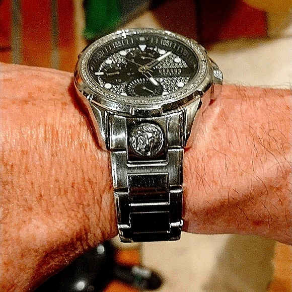Men's Versace watch,Diamond encrusted face,tells,date,time,and day of the week - Picture 2 of 3